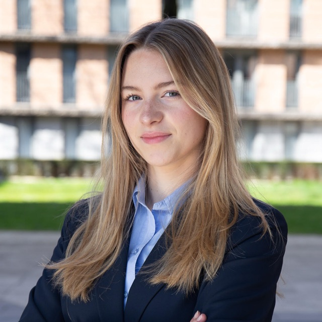 Julia Wessendorf, Kundenkontakt bei Adoption-X
